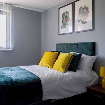 Pahuna Ghar Birmigham City 2 Bedroom Apartment- Short To Mid Term Let-Free Secure Parking Birmingham Bagian luar foto