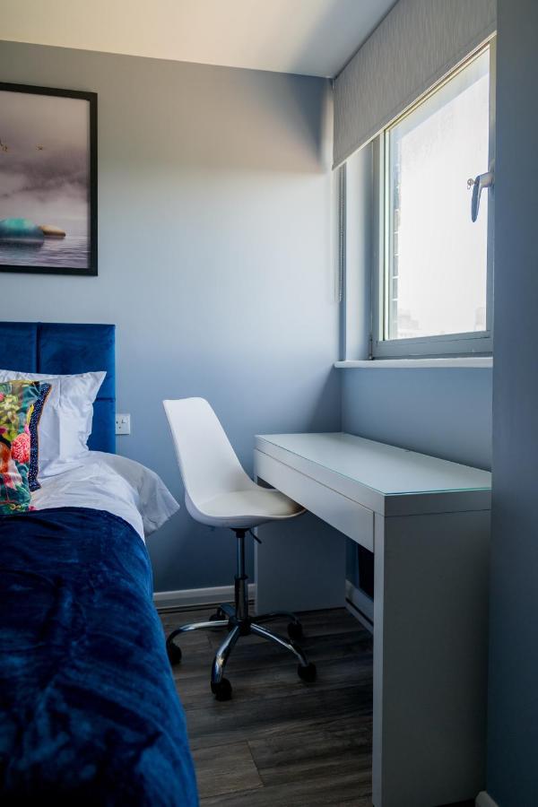 Pahuna Ghar Birmigham City 2 Bedroom Apartment- Short To Mid Term Let-Free Secure Parking Birmingham Bagian luar foto