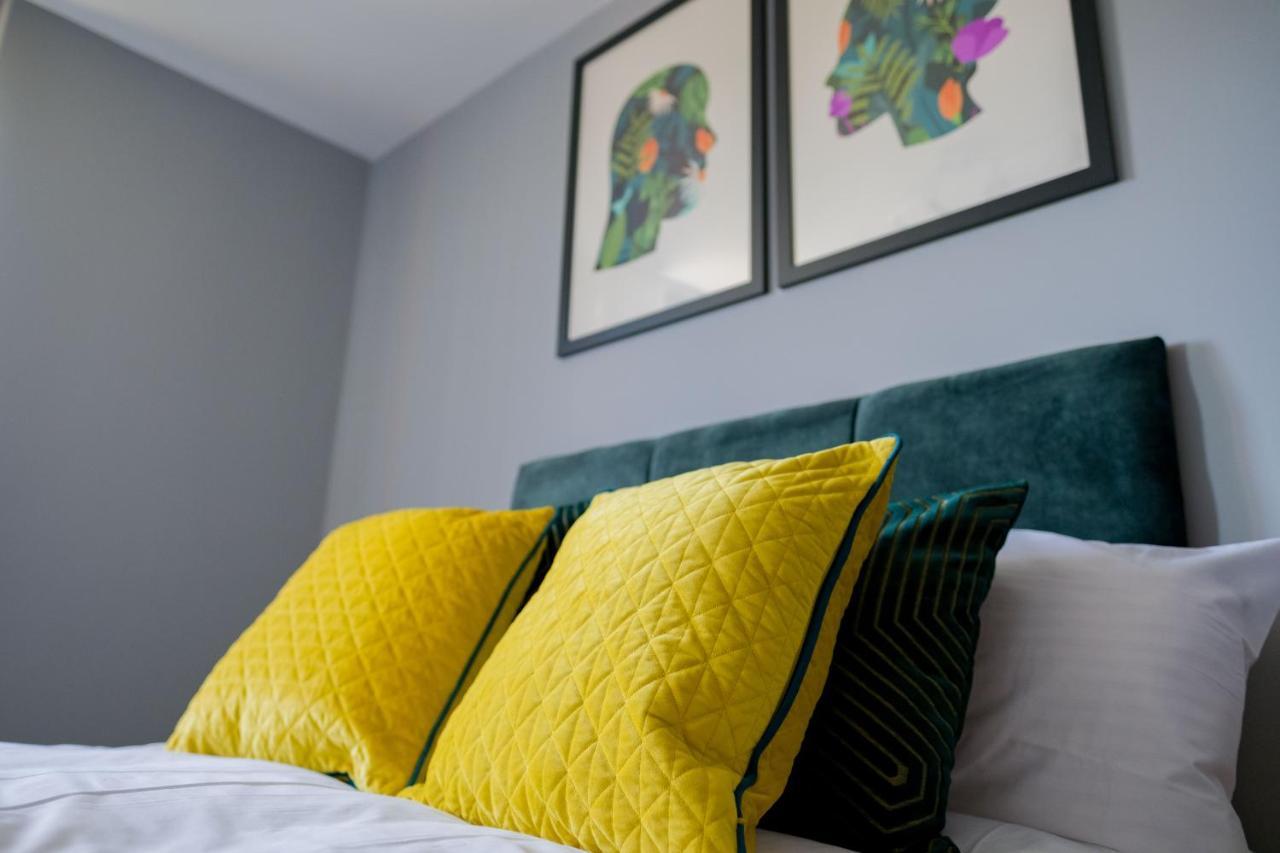 Pahuna Ghar Birmigham City 2 Bedroom Apartment- Short To Mid Term Let-Free Secure Parking Birmingham Bagian luar foto